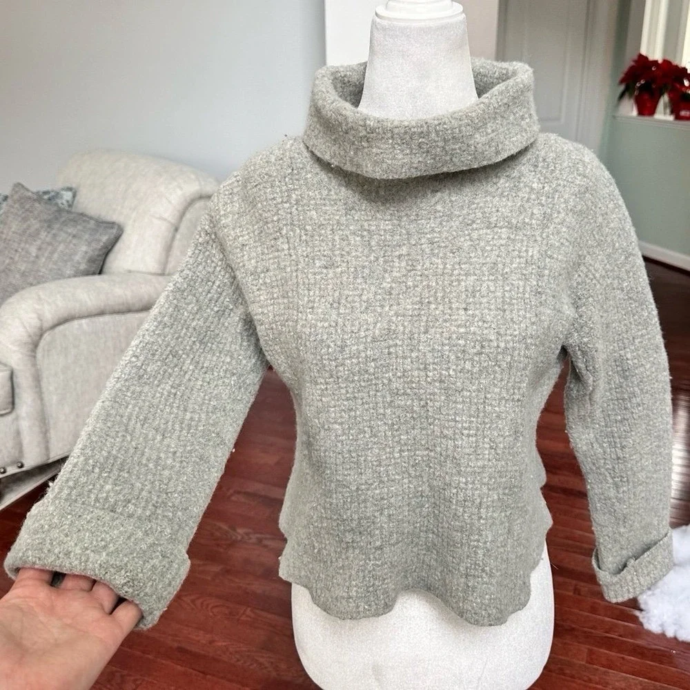 Free People 100% Wool Light Grey Long Sleeve Turtle Neck Sweater Size Small